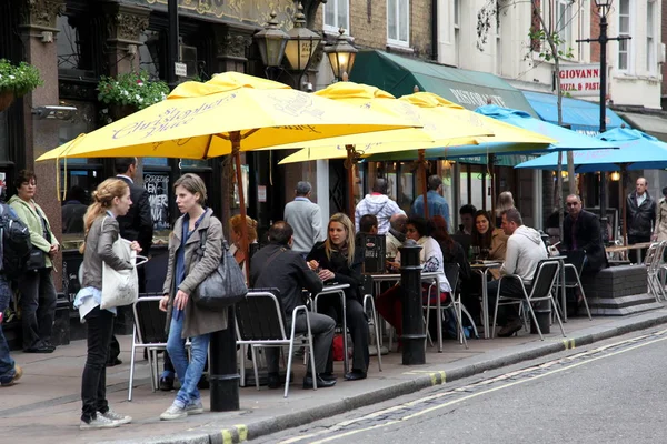 LONDRES - JUNHO 6, 2011: Pessoas e exterior do pub, para beber — Fotografia de Stock
