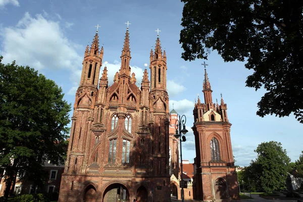 Igreja de Santa Ana em Vilnius cidade velha, Lituânia — Fotografia de Stock