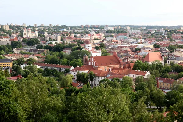 Huvudvyn i Vilnius gamla stan från dess kullar, Litauen — Stockfoto