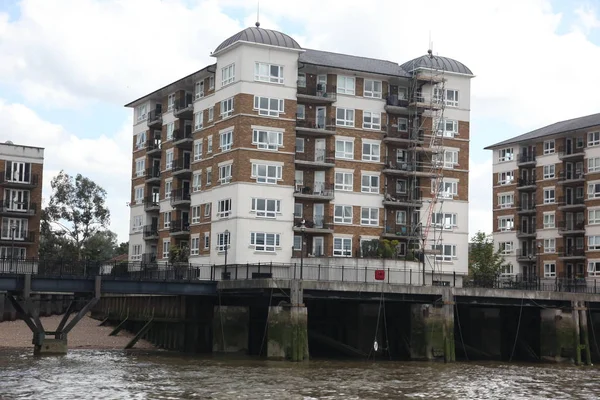 The apartments on the Thames in London, UK — Stock Photo, Image