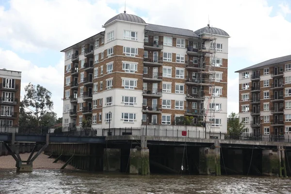 Die wohnungen an der thames in london, uk — Stockfoto