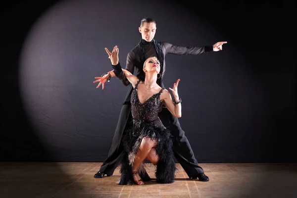 Bailarines en salón aislados sobre fondo negro —  Fotos de Stock