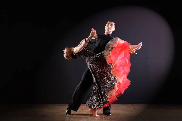 Dansers in balzaal geïsoleerd op zwarte achtergrond — Stockfoto