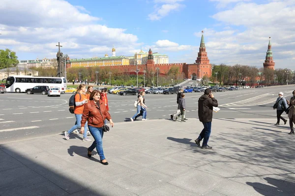 Moskou, Rusland - mei, 13 2017: Walking street in Kremlin in osc — Stockfoto