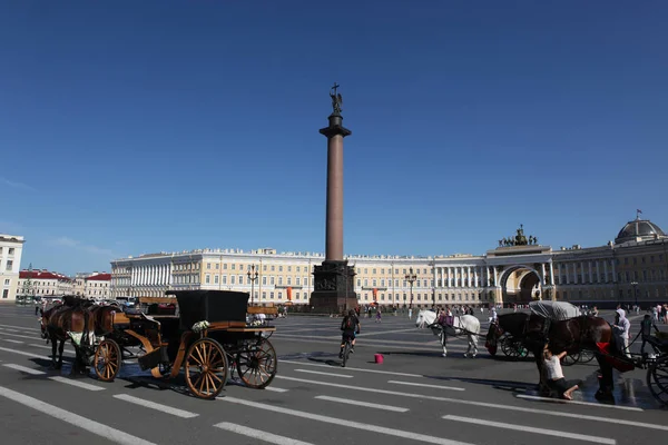 Sankt Petersburg, Ryssland - juli, 20 2015: generalstaben byggnad — Stockfoto