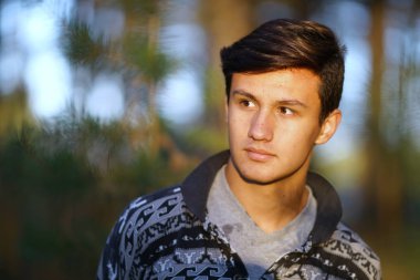 sonbahar ormandaki açık havada mutlu çocuk