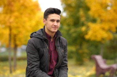 açık havada sonbaharda mutlu çocuk