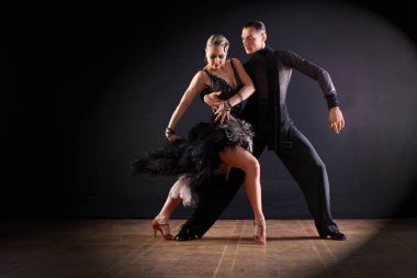 siyah arka plan üzerine izole balo dansçıları