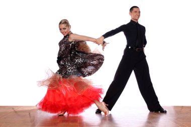 Latino dansçıları balo beyaz bir arka plana dayanır