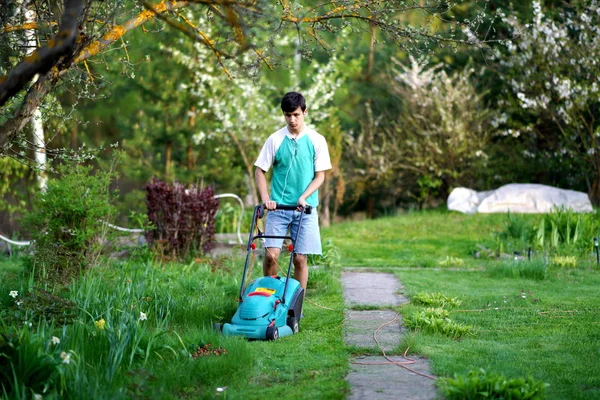 Hombre cortando el césped con cortacésped — Foto de Stock