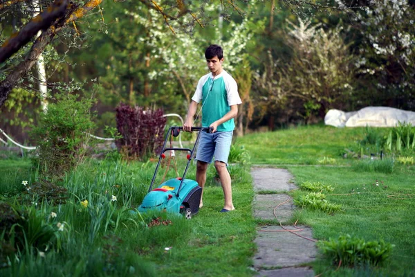 Çim biçme makinesi ile çim biçme adam — Stok fotoğraf