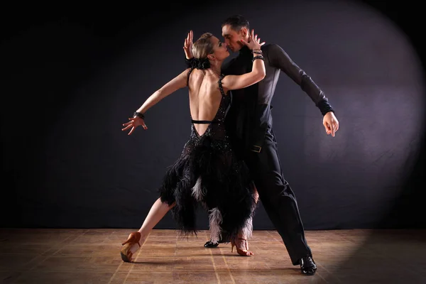Ballerini in sala da ballo isolati su sfondo nero — Foto Stock