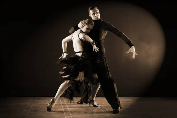 Tanečníci v tanečním sále izolovaných na černém pozadí — Stock fotografie