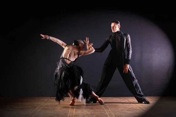 Bailarines en salón aislados sobre fondo negro —  Fotos de Stock