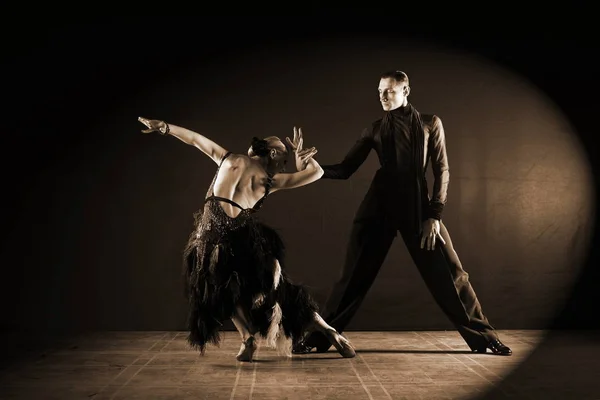 Dansers in balzaal geïsoleerd op zwarte achtergrond — Stockfoto