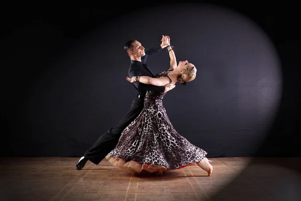 Danseurs dans la salle de bal isolé sur fond noir — Photo