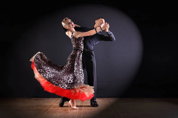 Dansers in balzaal geïsoleerd op zwarte achtergrond — Stockfoto