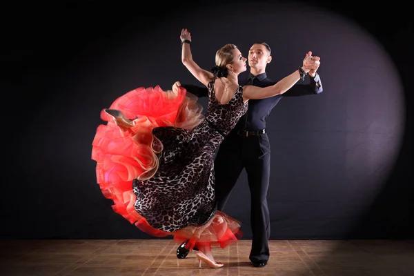 Bailarines en salón aislados sobre fondo negro —  Fotos de Stock