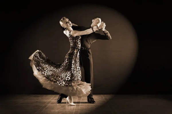 Bailarines en salón aislados sobre fondo negro — Foto de Stock