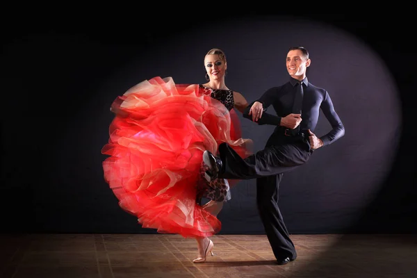 Danseurs dans la salle de bal isolé sur fond noir — Photo