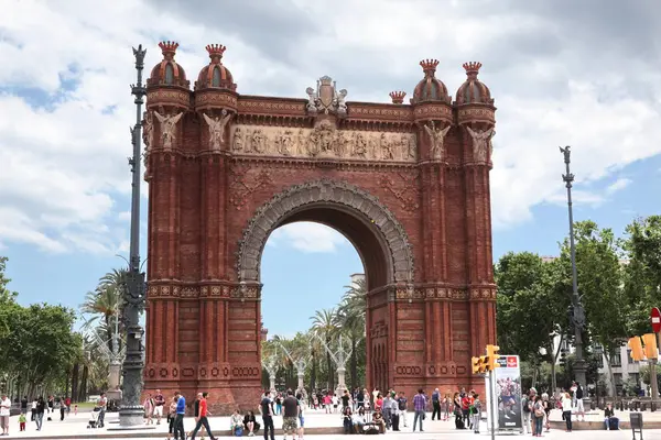 Barcelona Spanje - 9 juni: Op Arch of Triumph in ciutadella park, — Stockfoto