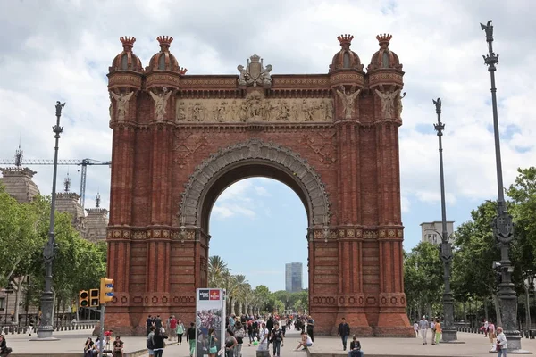 BARCELONA SPAIN - JUNE 9: At Arch of Triumph in ciutadella park, — Stock Photo, Image