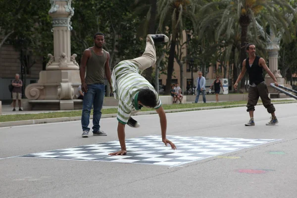 BARCELONA SPAIN - JUNE 9: Street dancers in Barcelona, Spain on — Stock Photo, Image
