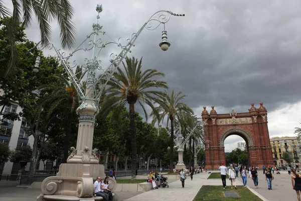 BARCELONA SPAIN - JUNE 9: At Arch of Triumph in ciutadella park, — Stock Photo, Image