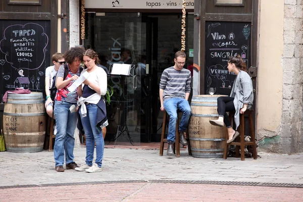 Barcelona Spanje - 9 juni: Bij café stoep in Barcelona Spanje op — Stockfoto