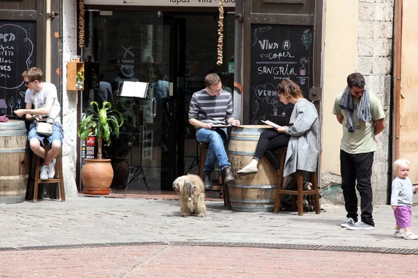 BARCELONA ESPAÑA 9 DE JUNIO: En la acera de la cafetería en Barcelona España en —  Fotos de Stock