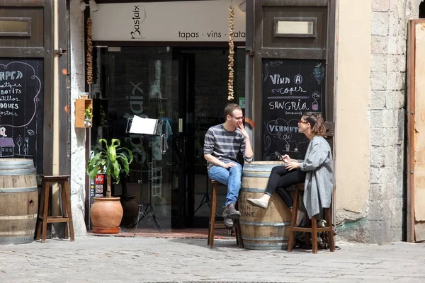 Barcelona Spanje - 9 juni: Bij café stoep in Barcelona Spanje op — Stockfoto