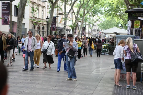 BARCELONE, ESPAGNE - 09 JUIN : Rue La Rambla en Juin 2013 à Ba — Photo