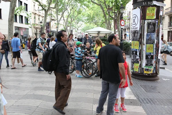 BARCELONA, SPAIN - JUNE 09: La Rambla street on June, 2013 in Ba — Stock Photo, Image