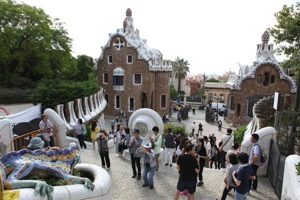 Barcelona Spanje - 9 juni: Atf het huis van de ingang van Park Guell — Stockfoto