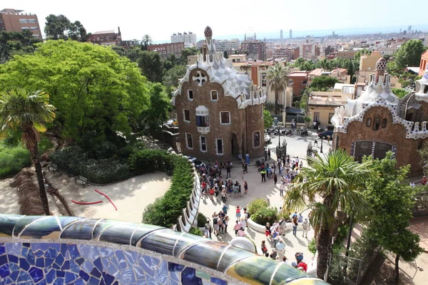 Barcelona Spanien - 9 juni: Toppen av husets ingång från parken Gu — Stockfoto