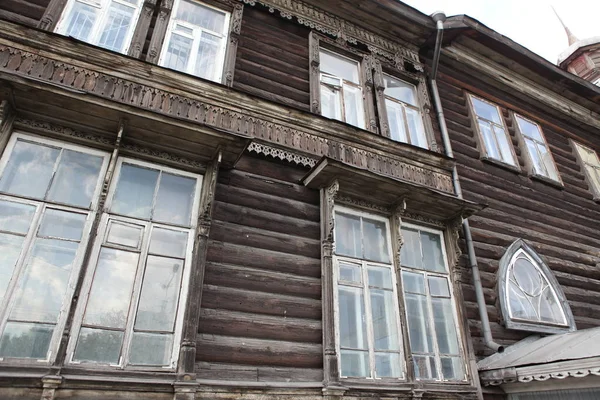 Ancienne maison en bois, Barnaul, région de l'Altaï, Russie , — Photo