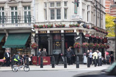 Londra - 9 Haziran 2011: İnsanlar ve içme için pub, dış 