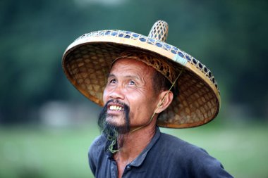 Guangxi - 18 Haziran: guangxi bölgesinde, tra eski bir şapka Çinli adam