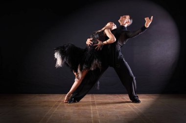 siyah arka plan üzerine izole balo dansçıları