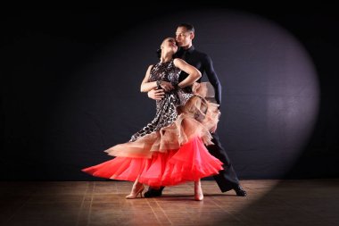 siyah arka plan üzerine izole balo dansçıları