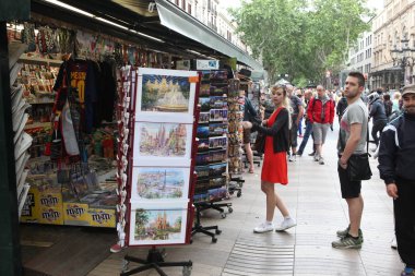 Barcelona, İspanya - Haziran 09: Hediye eşya dükkânı La Rambla Caddesi üzerinde