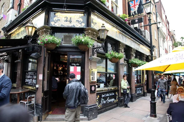 LONDON - JUNE 6: People and exterior of pub, for drinking and so — Stock Photo, Image