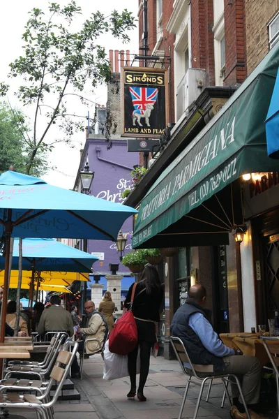 LONDRES - JUNHO 6: Pessoas e exterior do pub, para beber e assim — Fotografia de Stock