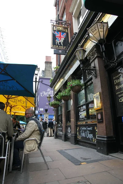 Londýn - Červen 6: Lidé a exteriéru Pub, pití, a tak — Stock fotografie