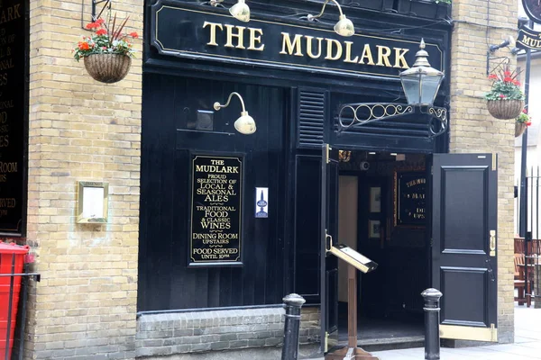 Londýn - 6. června: V exteriéru Pub, pití a socializin — Stock fotografie
