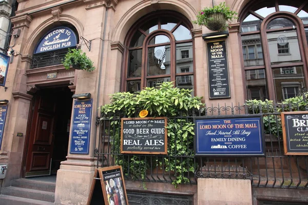 LONDON - JUNE 9, 2011: The exterior of pub, for drinking and soc — Stock Photo, Image