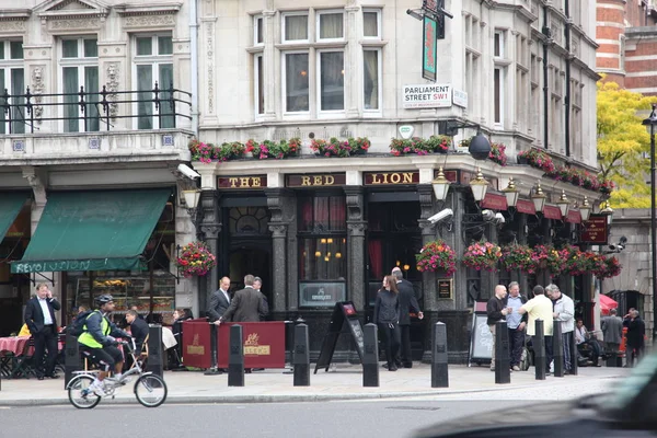 London - 9 juni 2011: Mensen en exterieur van pub, om te drinken — Stockfoto