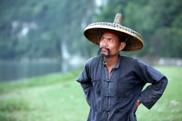 GUANGXI - 18 GIUGNO: Uomo cinese in vecchio cappello nella regione del Guangxi, tra — Foto Stock