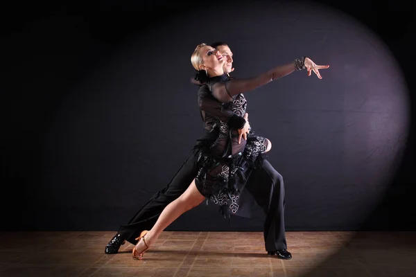 Danseurs dans la salle de bal isolé sur fond noir — Photo