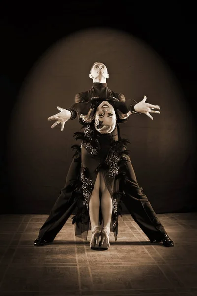 Dançarinos em salão isolado em fundo preto — Fotografia de Stock